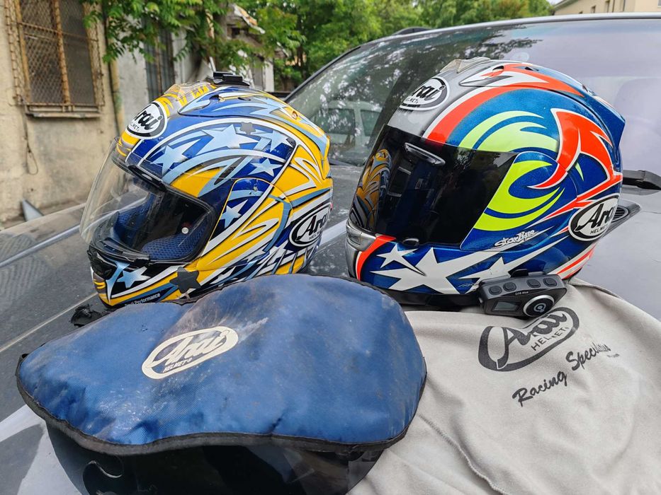 Мото каски, ботуши, екип от 2 части и раници.