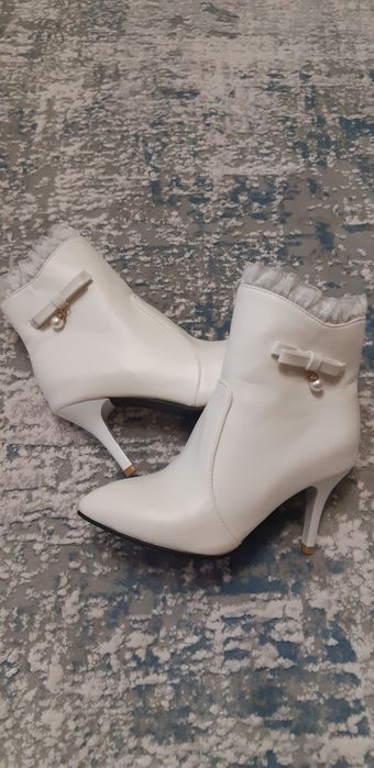 Botine noi, albe mar. 36