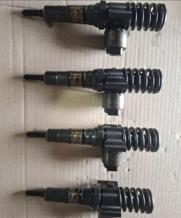 Set injectoare Bosch Audi A4 B7 2.0 BRE BLB în stare impecabila fără probleme! Prețul afișat este pe bucata!