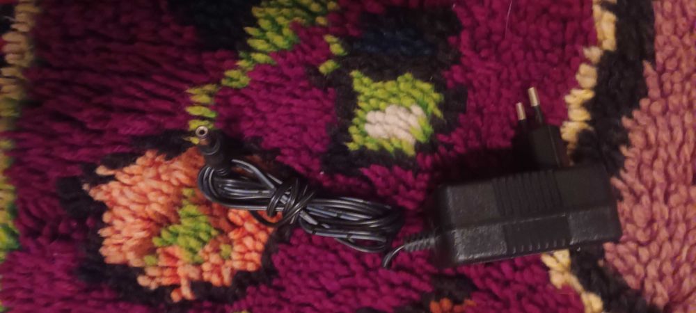 Продавам захранващи адаптери