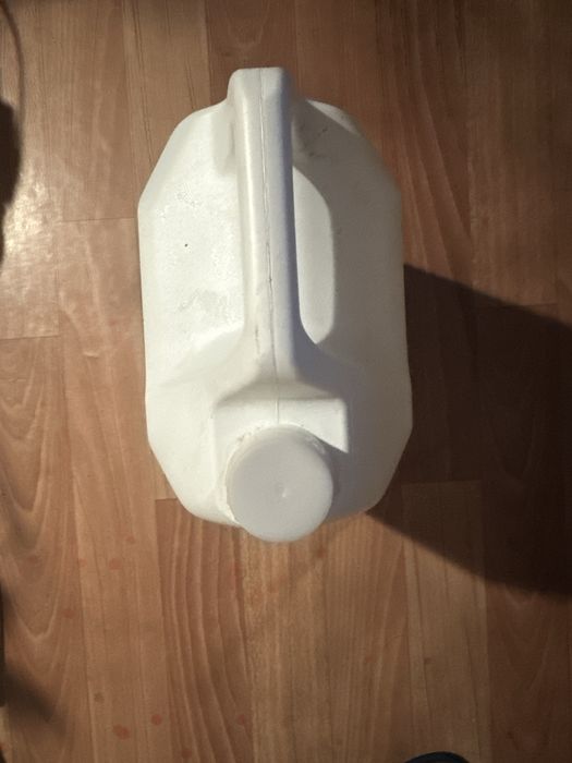 Продам канистру п/л -5 литров