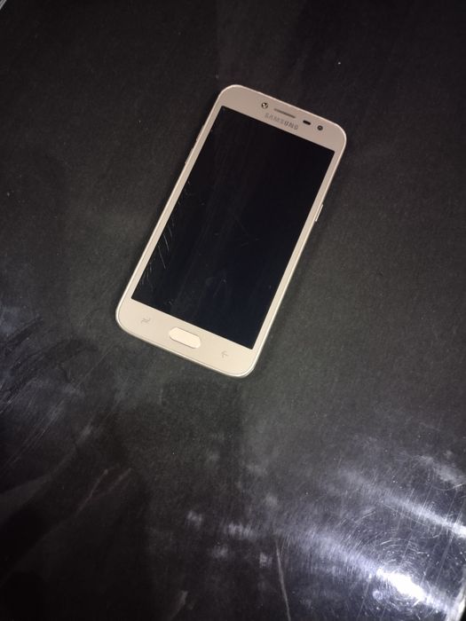 Продам разбитый телефон Samsung j2 pro