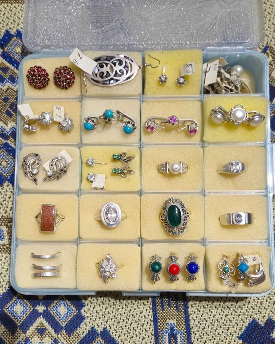 Женские ювелирные украшения из серебра советского периода.