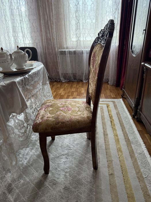Продается стол и стулья