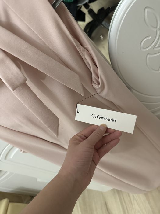 Продается новое платье с этикеткой CALVIN KLEIN