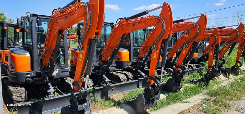 Miniexcavator diesel șenile, compact și eficient. Livrare rapidă.