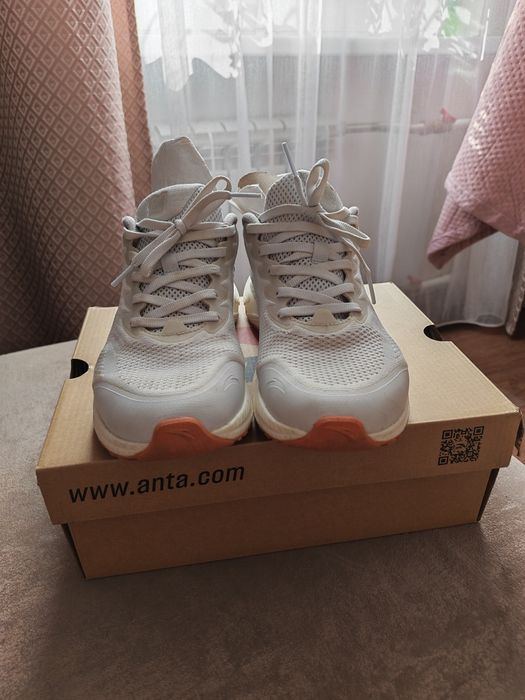 Кроссовки спортивные