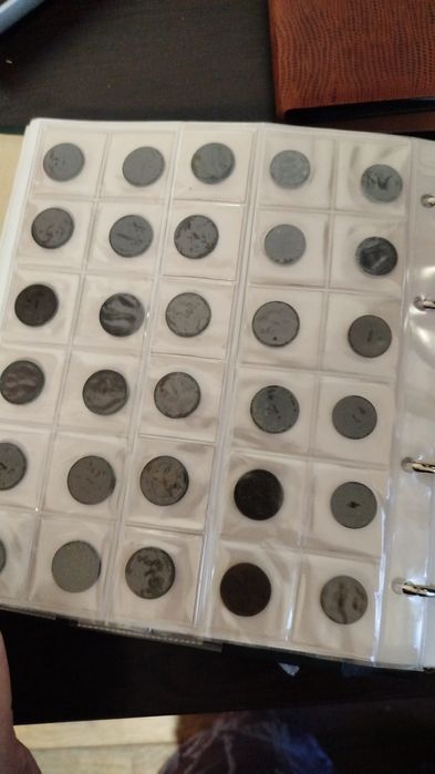 Vând colecție de timbre și monede  foarte vech începând cu anii1700