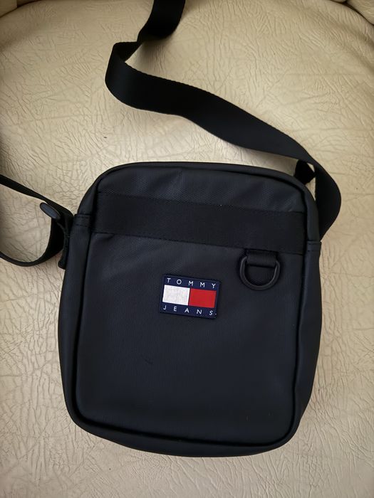 Vând borseta Tommy