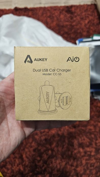 Vand incarcator de masina, microfon de birou, lanterna breloc