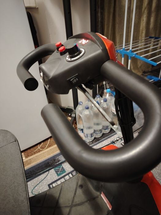 Vând scuter cu patru roți pentru dizabilități. Prețul 1300 RON.