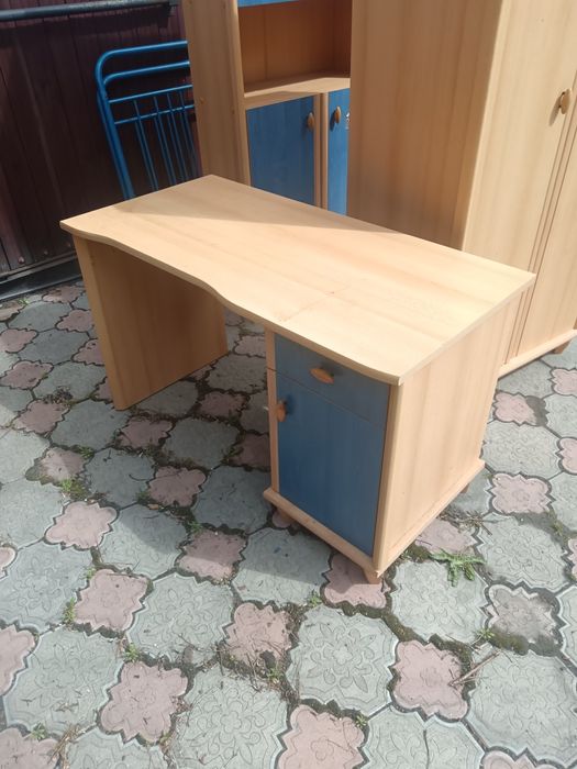 Продам шкафы и стол