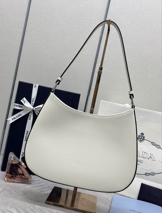 Prada Cleo чанта бяла
