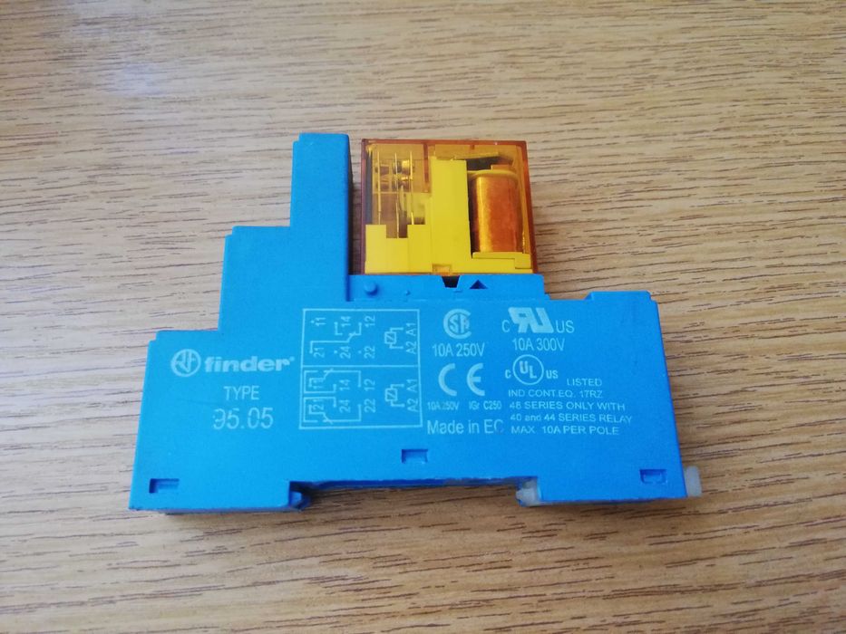 Releu electromagnetic Finder la 230V ac 8A cu soclu