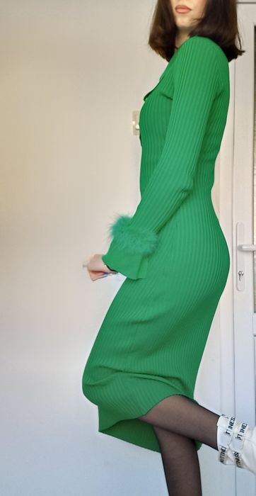 Rochie verde tricotata cu pene la maneci