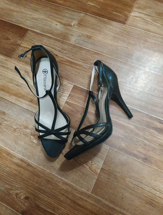 Продам обувь новая.