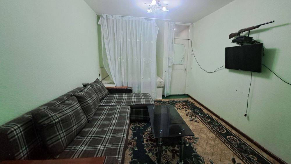 Чирчик шахар 
8-микрораён изуми ёнида 
#1-хона 2-етаж
Квартира ижа