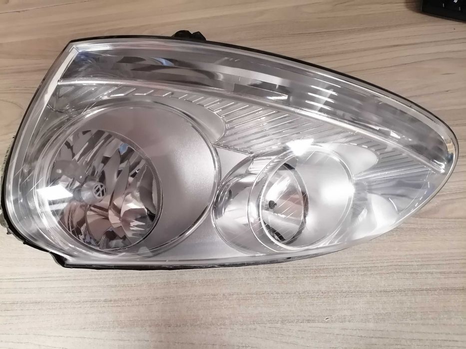 Продавам ляв фар за голф 5