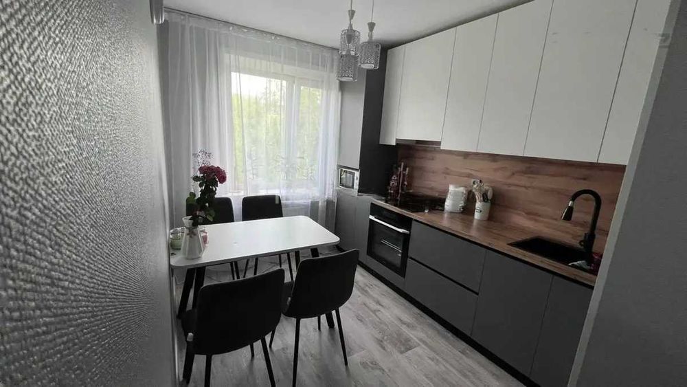 Продам 3 комнатную квартиру район 8 школы