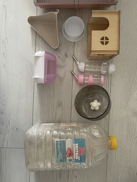 Клетка вместе со всеми принадлежностями для содержания хомяка