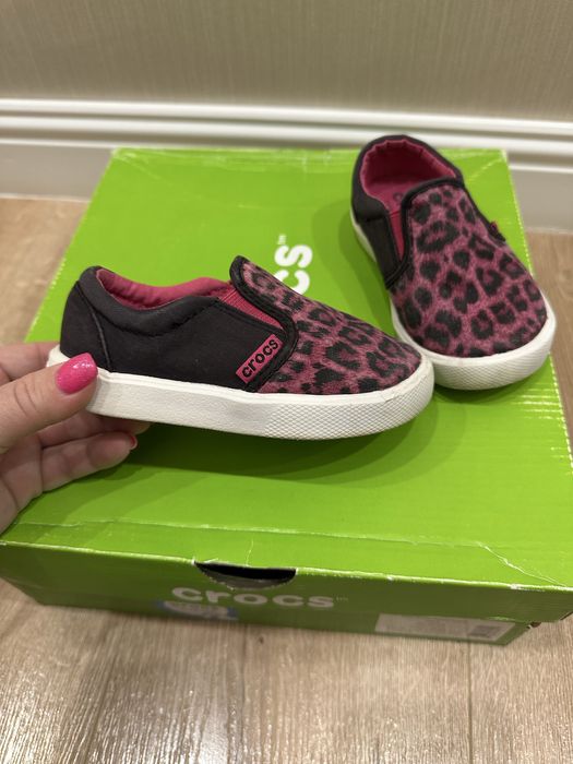 Продам деткую обувь