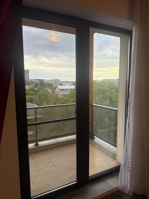 Set termopane Rehau apartament maro inchis cu plase de tantari.