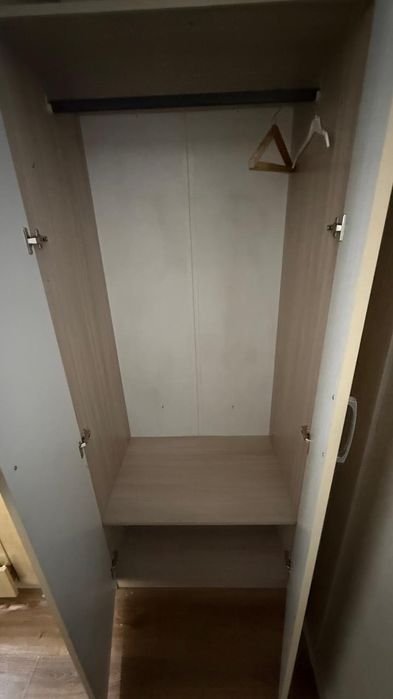 Стол, стулья, шифоньер, шторы,