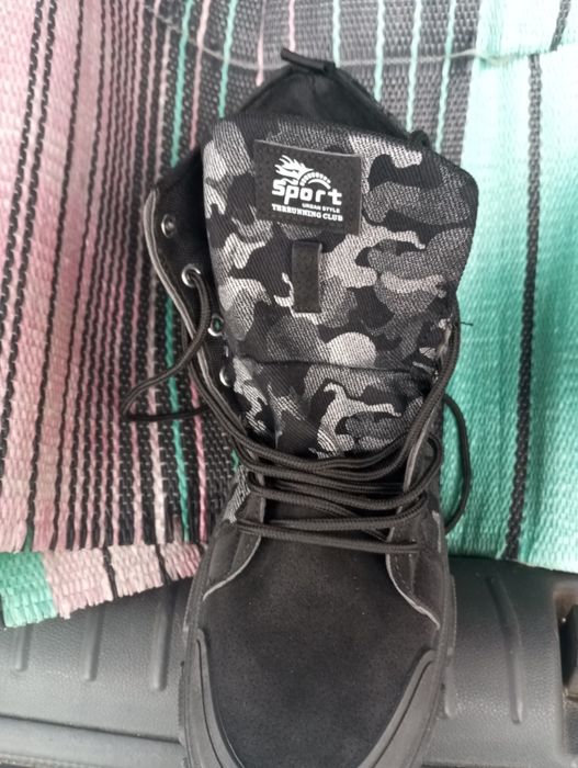 Продам кроссовки демисезонные .