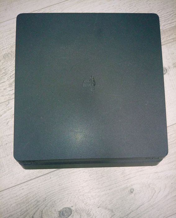 Vând PS 4 +2 manete și cablu de încărcare usbc a manetelor. 1000 lei negociabil