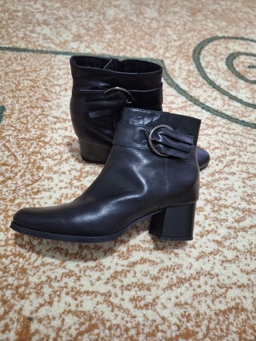 Vând  botine din piele