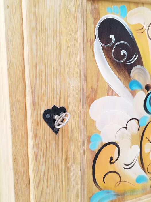 Винтидж ръчно рисувано шкафче / масив