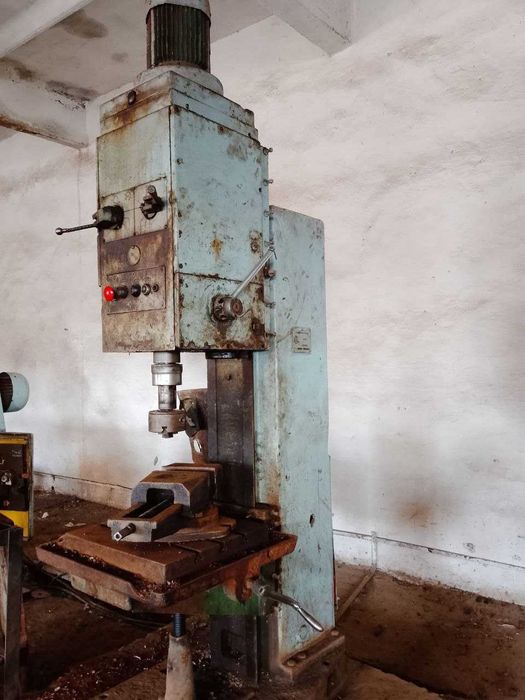 Свер станок сотилади холати ишлаб турган расмдагидай