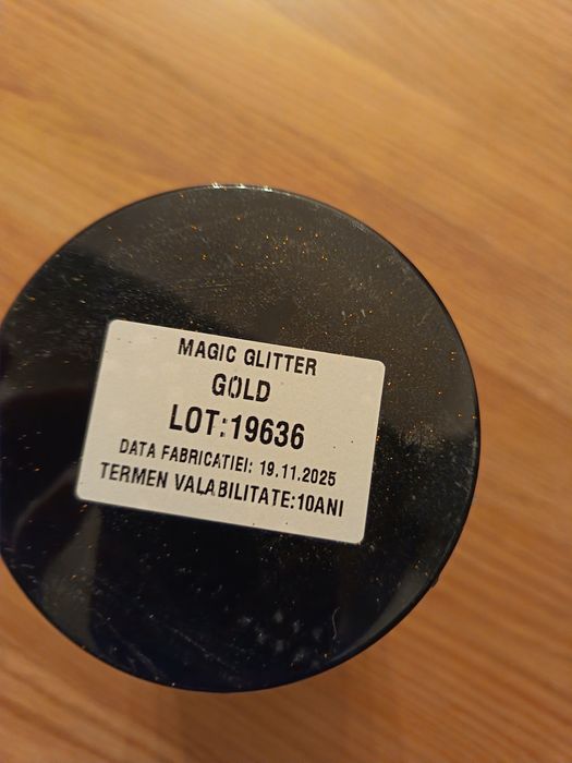 Vând vopsea decorativa cu sclipici auriu