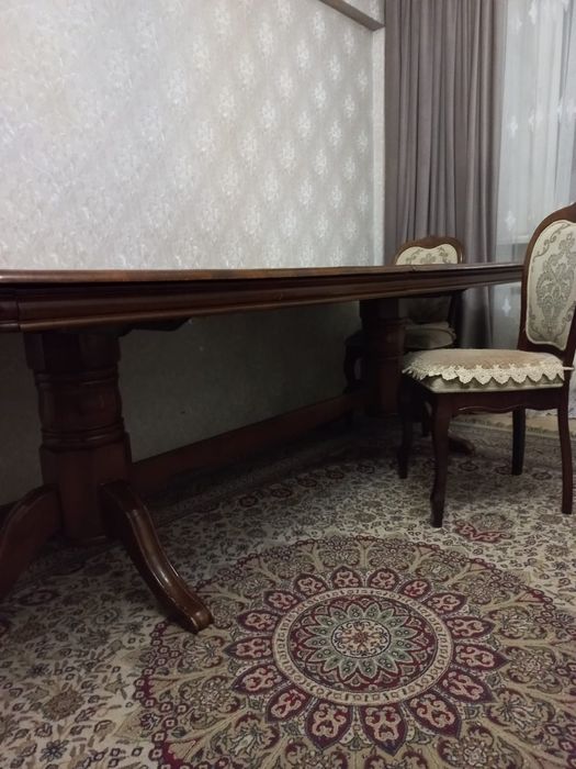 Стол для гостей в отличном состоянии
