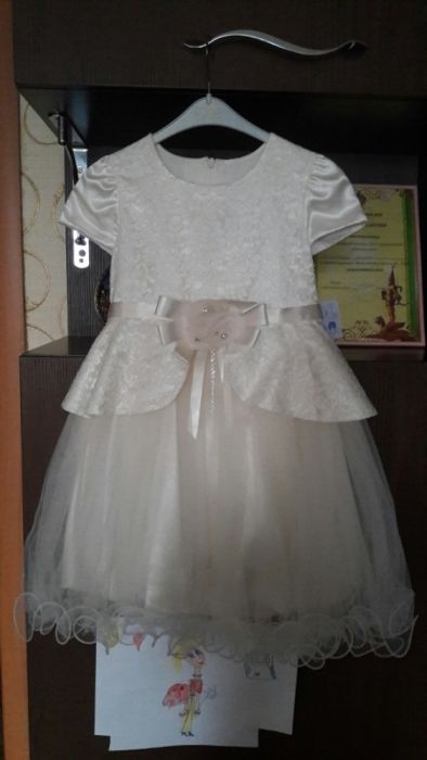 Платье нарядное на девочку 3-4 лет