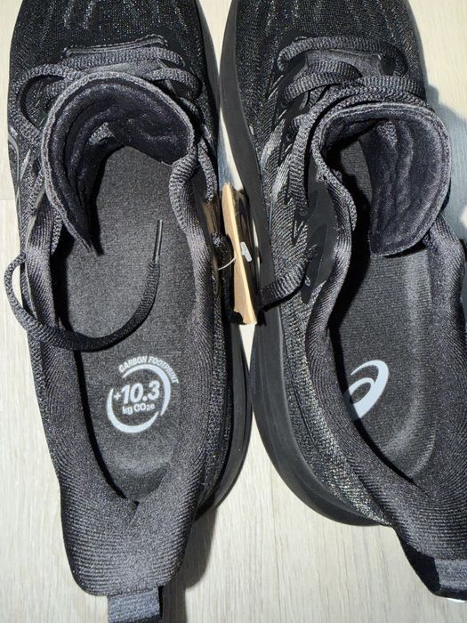 Продам новые кроссы Asics