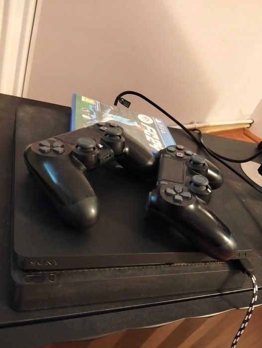 PS4 slim 2 controllere