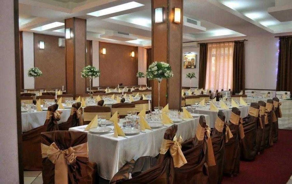Huse scaune, esarfe, fete masa, naproane, prezidiu – peste 700 bucati pentru nunti si evenimente
