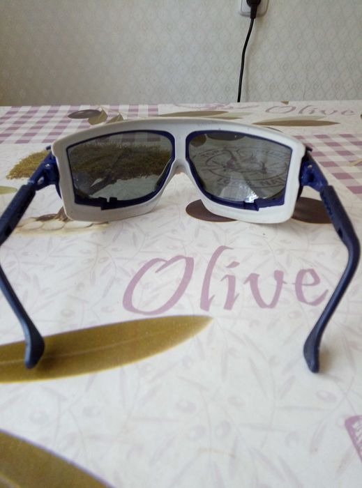 Затемнённые очки с защитой.