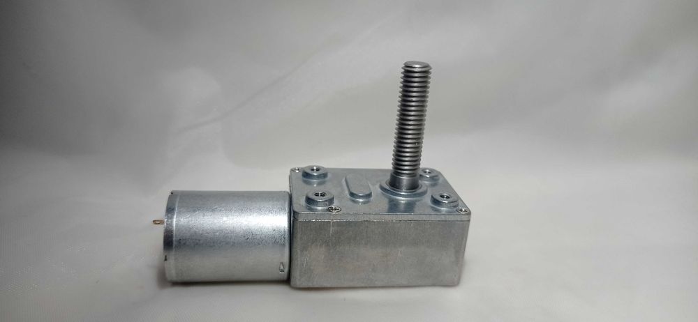 Продам моторчик шаговый с кронштейном