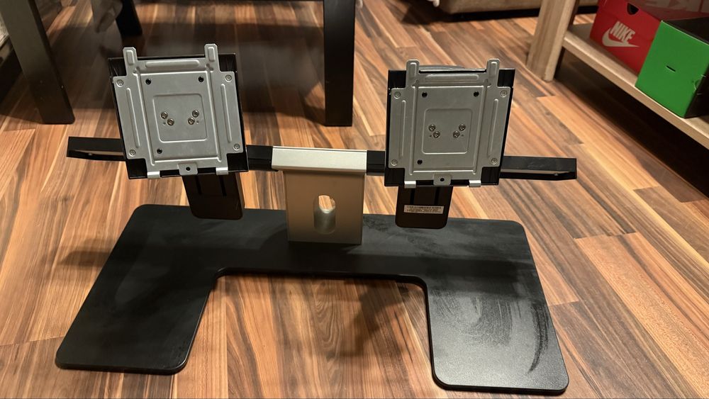 Suport Dell pentru 2 monitoare pana la 24 de inch.