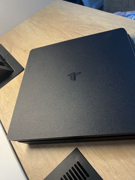 Плейстейшн 4 слим