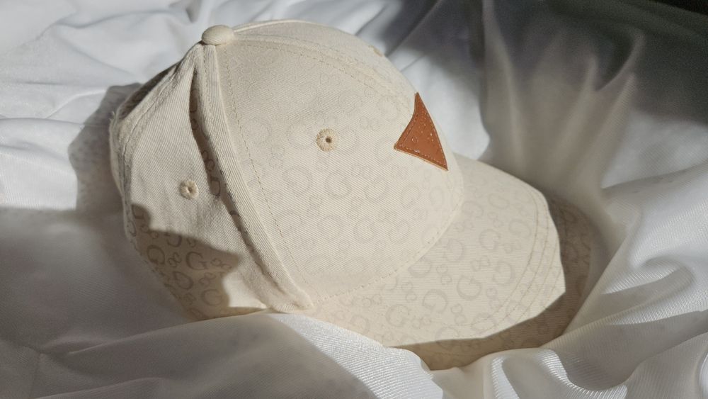Оригинална шапка Guess
