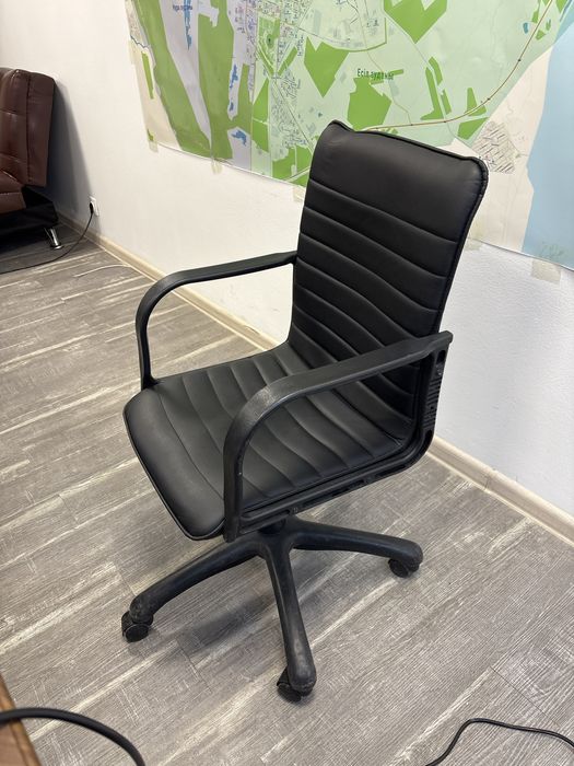 Продам два офисных кресла