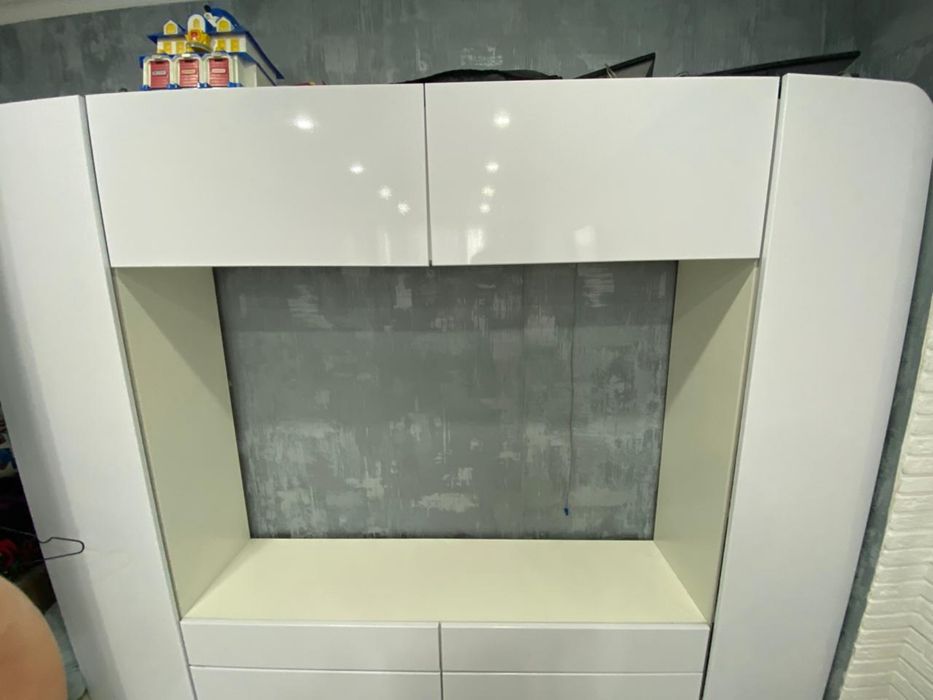 Белая стильная стенка