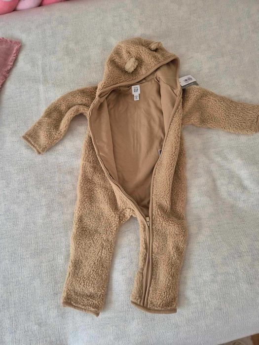 чисто нов плюшен гащеризон Baby GAP 6-12 месеца