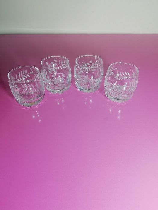 Хрустальные рюмки на ножке