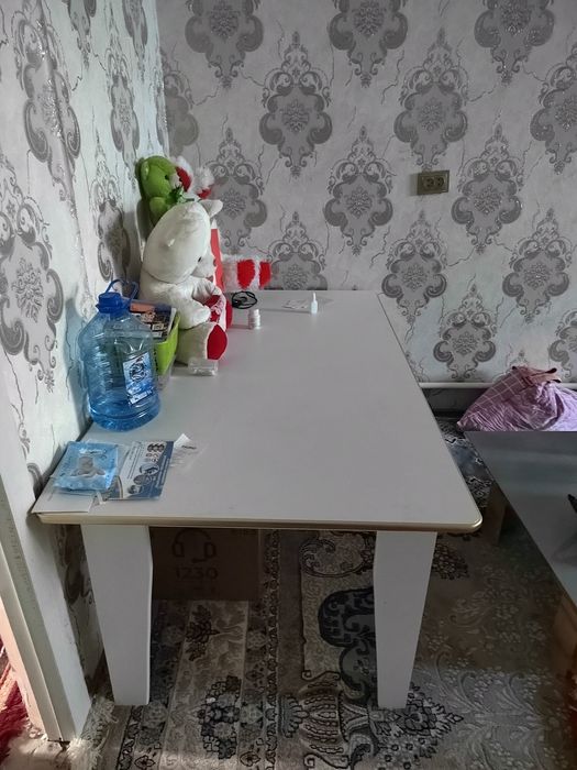 Стол сотилади янги  угалуг девн кресло олдида журналнигам мосланган