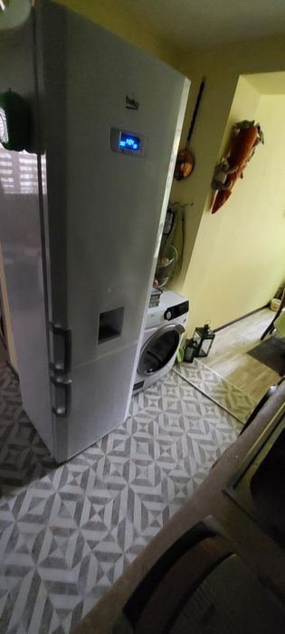 Хладилник с фризер Beko.