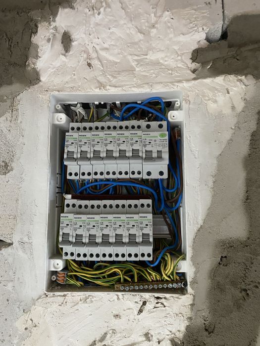 Executie instalatii electrice civile  si industriale